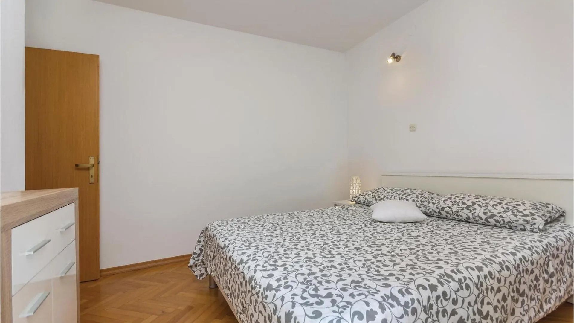 2 Bedroom Nice Apartment In Πόρετς Κροατία