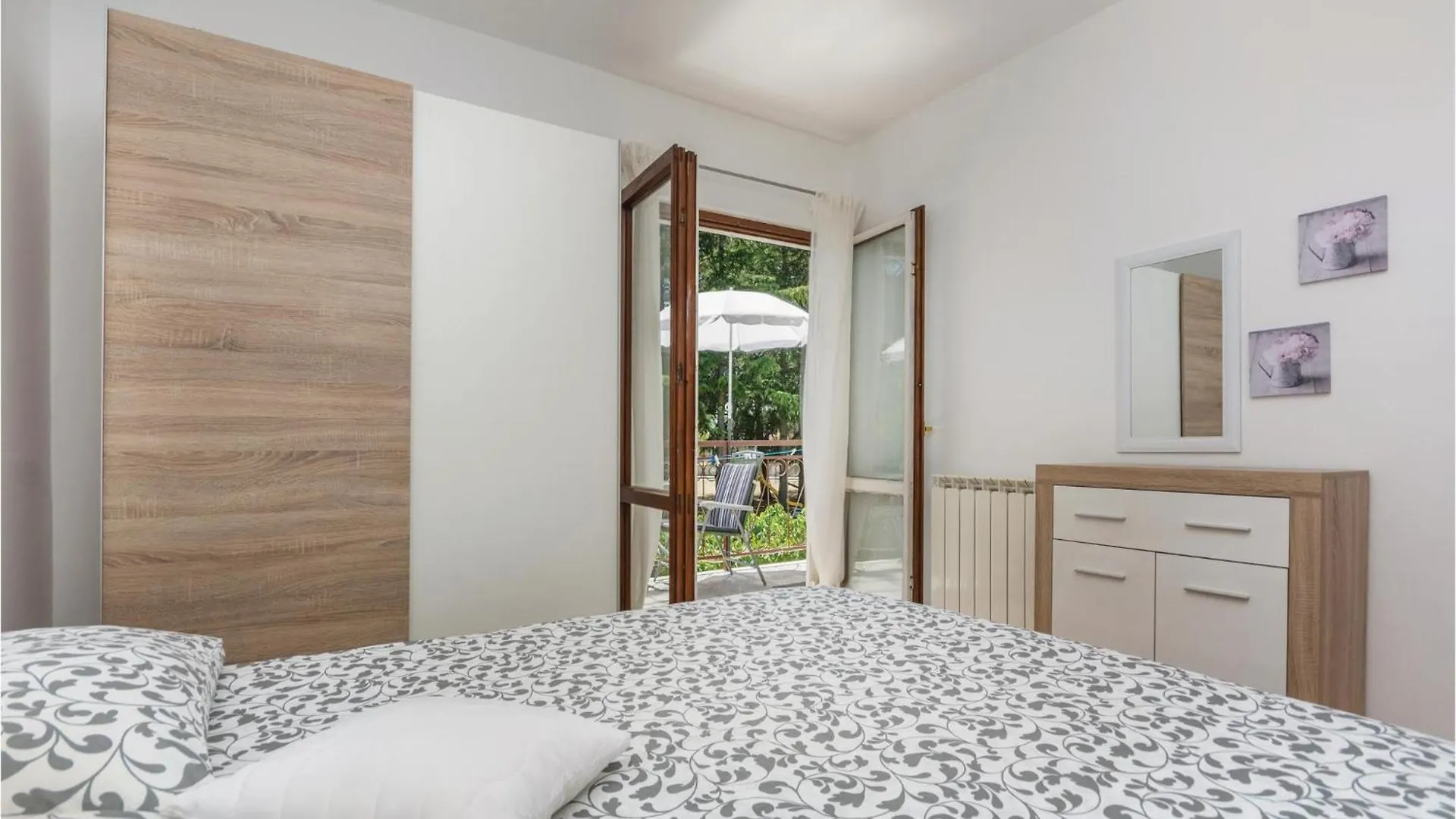 2 Bedroom Nice Apartment In Πόρετς 0*,  Κροατία