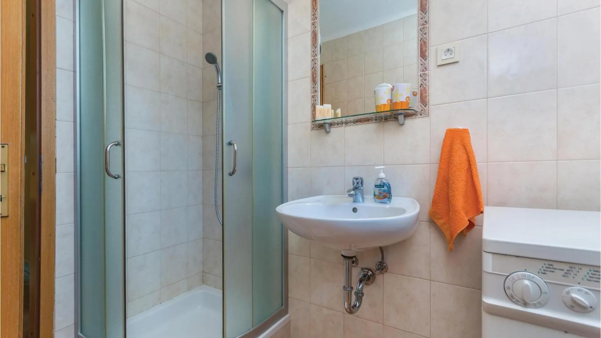 2 Bedroom Nice Apartment In Πόρετς
