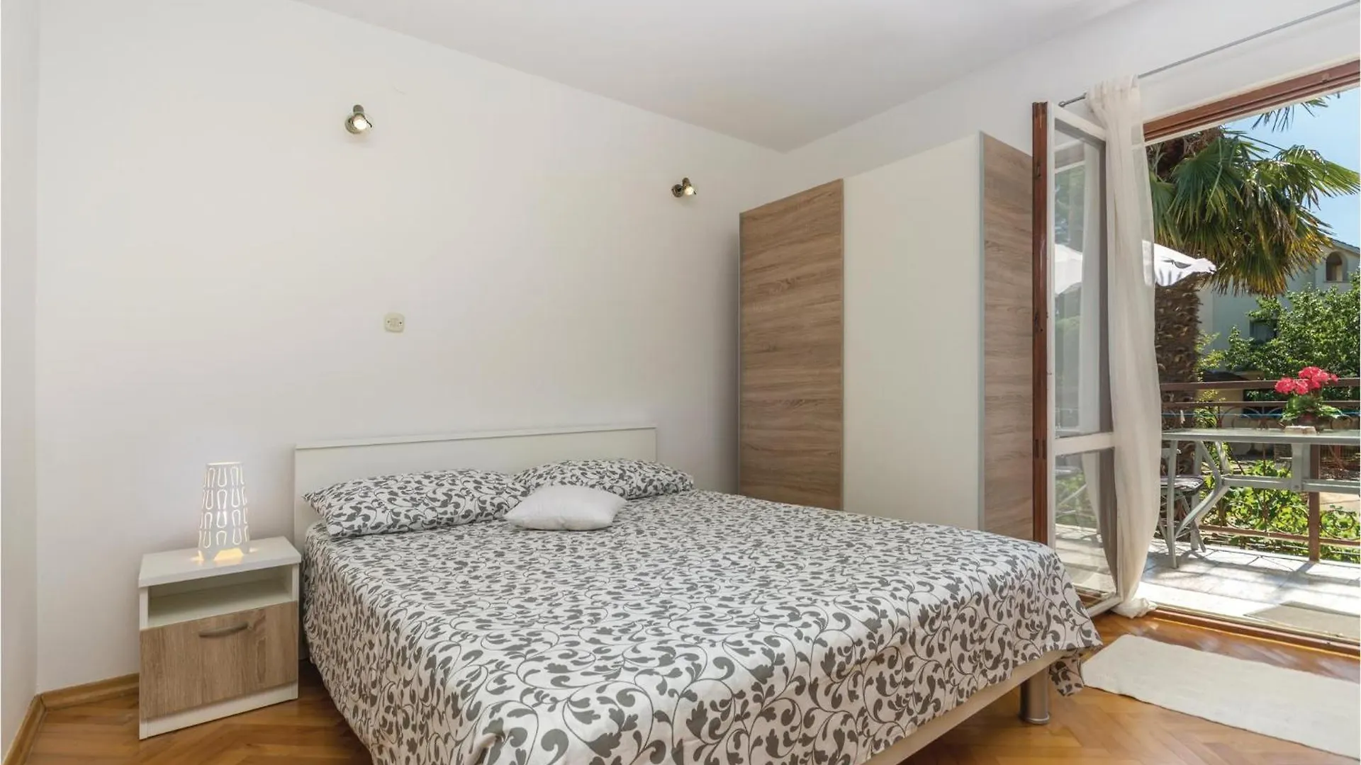 2 Bedroom Nice Apartment In Πόρετς