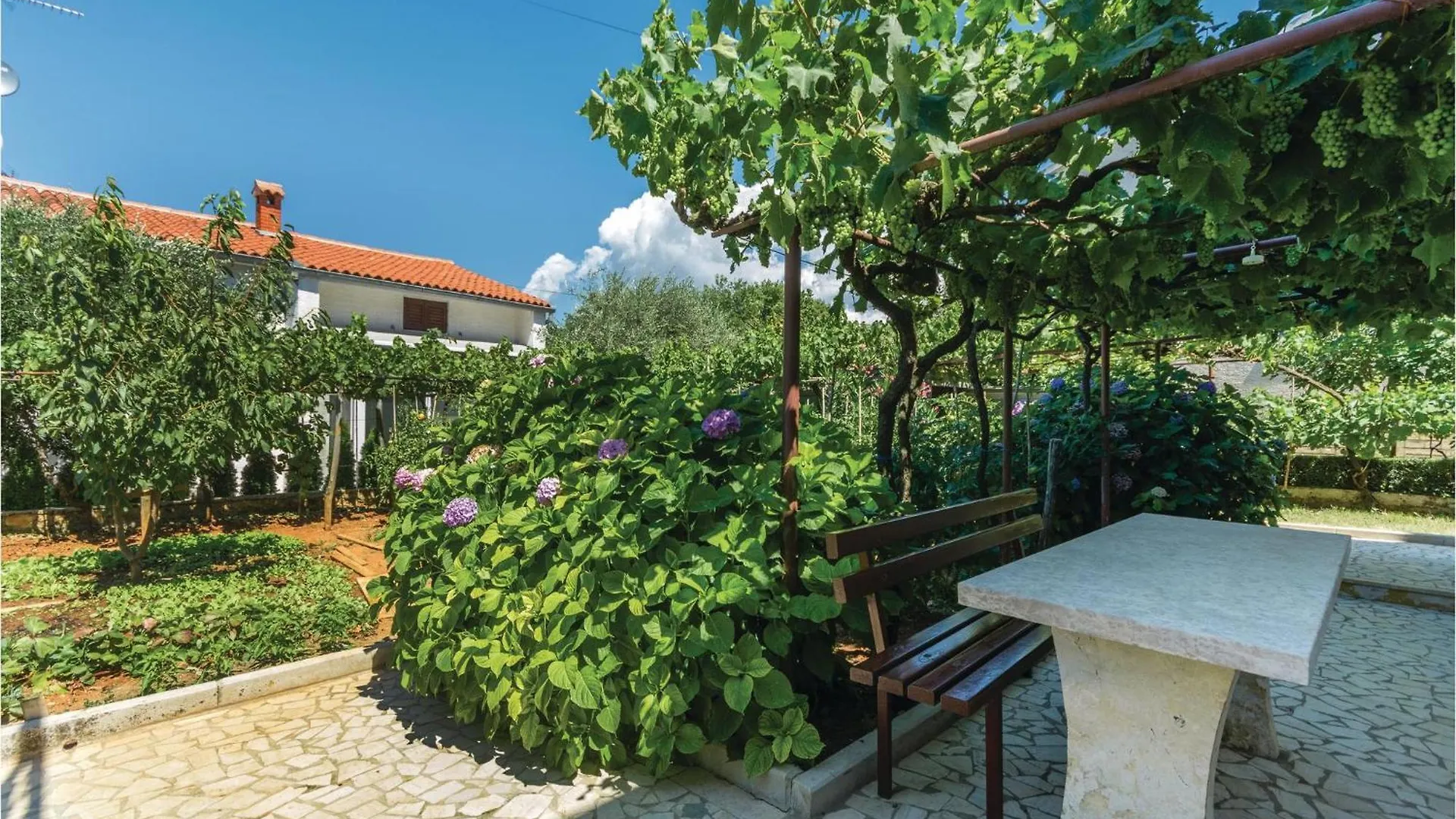 2 Bedroom Nice Apartment In Πόρετς